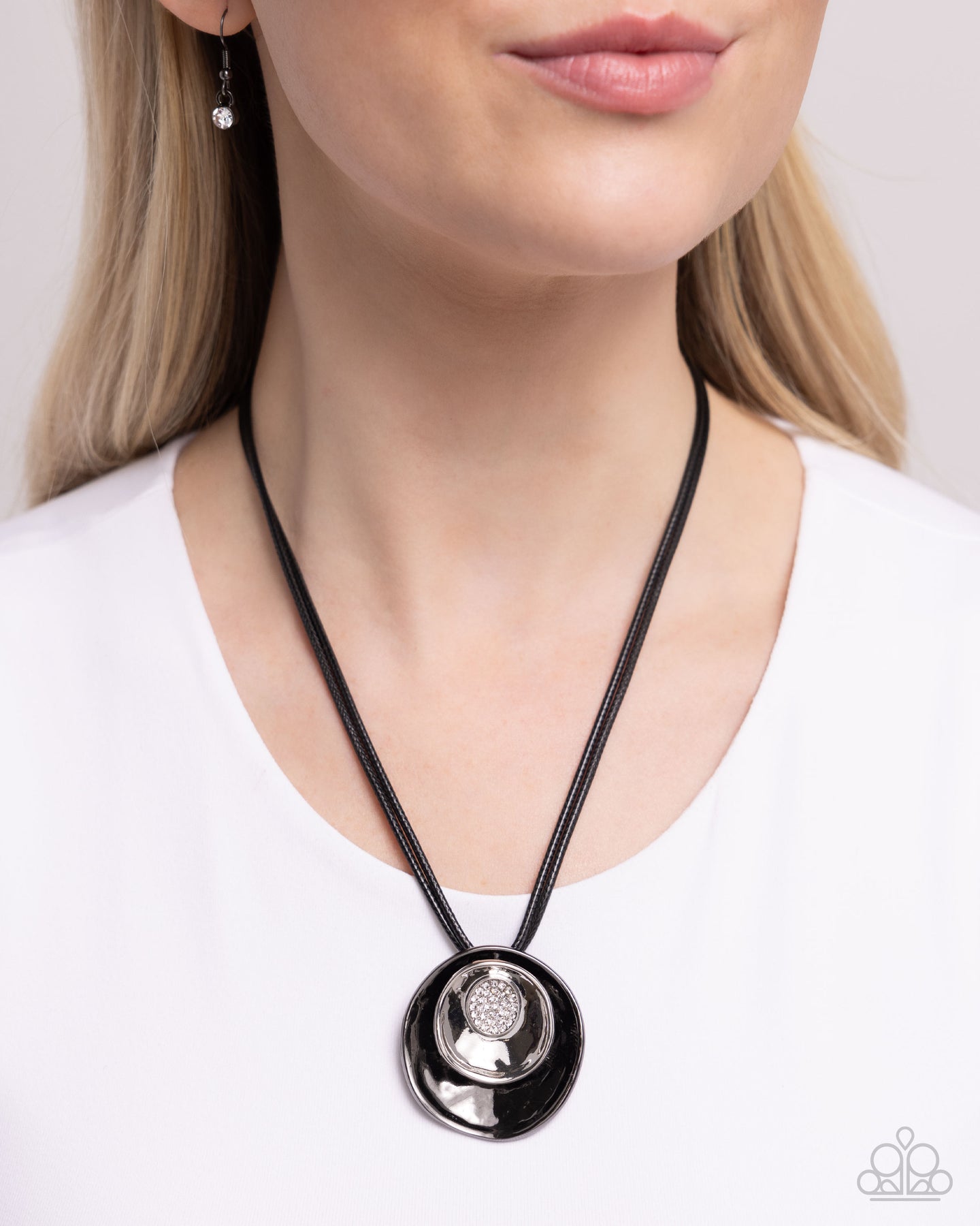 Duchess Disc - Black Paparazzi Accessories