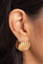 Load image into Gallery viewer, Seashell Surprise - Gold Paparazzi Accessories
